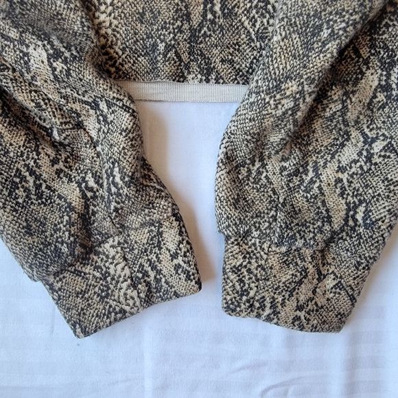 Zara Snakeskin Print Long Sleeve Cropped Sweatshirt Size M - Picture 4 of 9